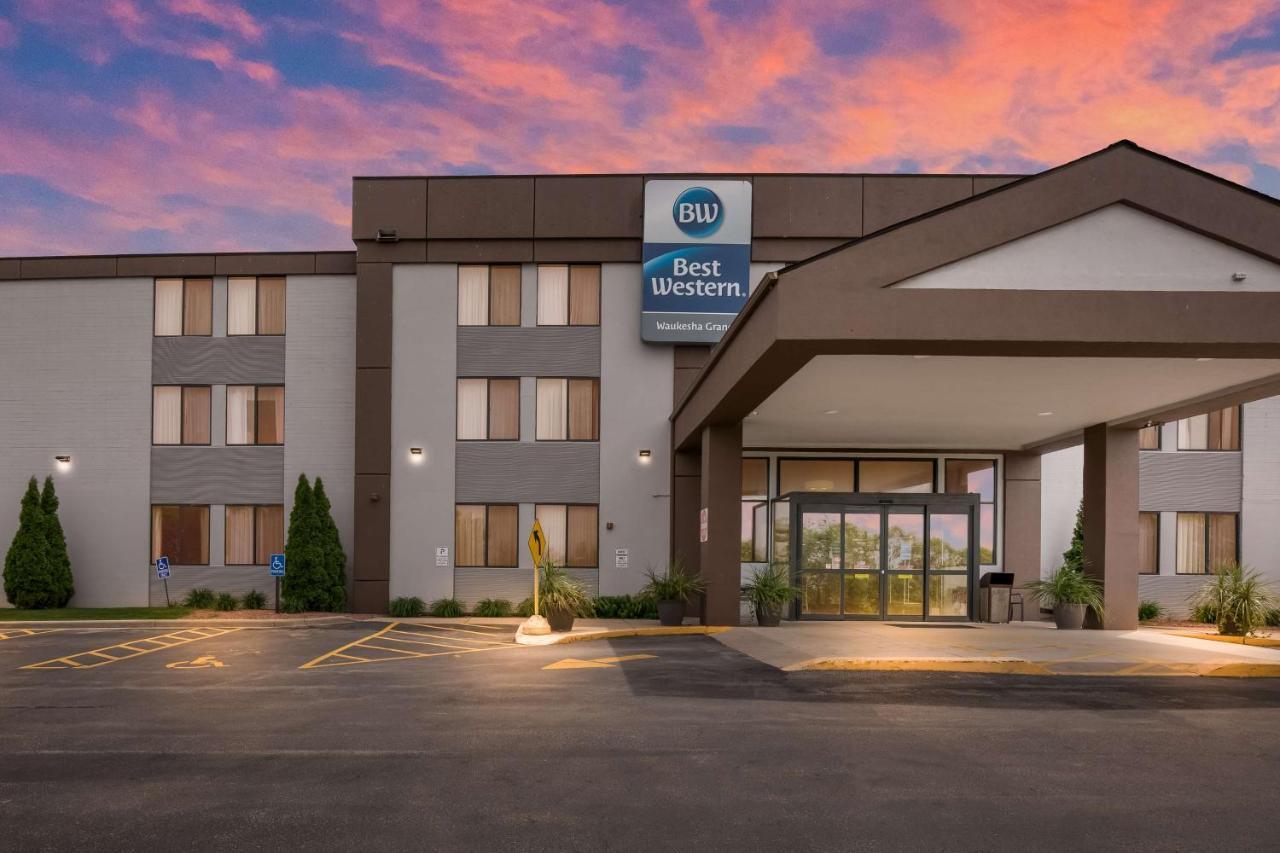 Best Western Waukesha Grand Pewaukee Exterior photo