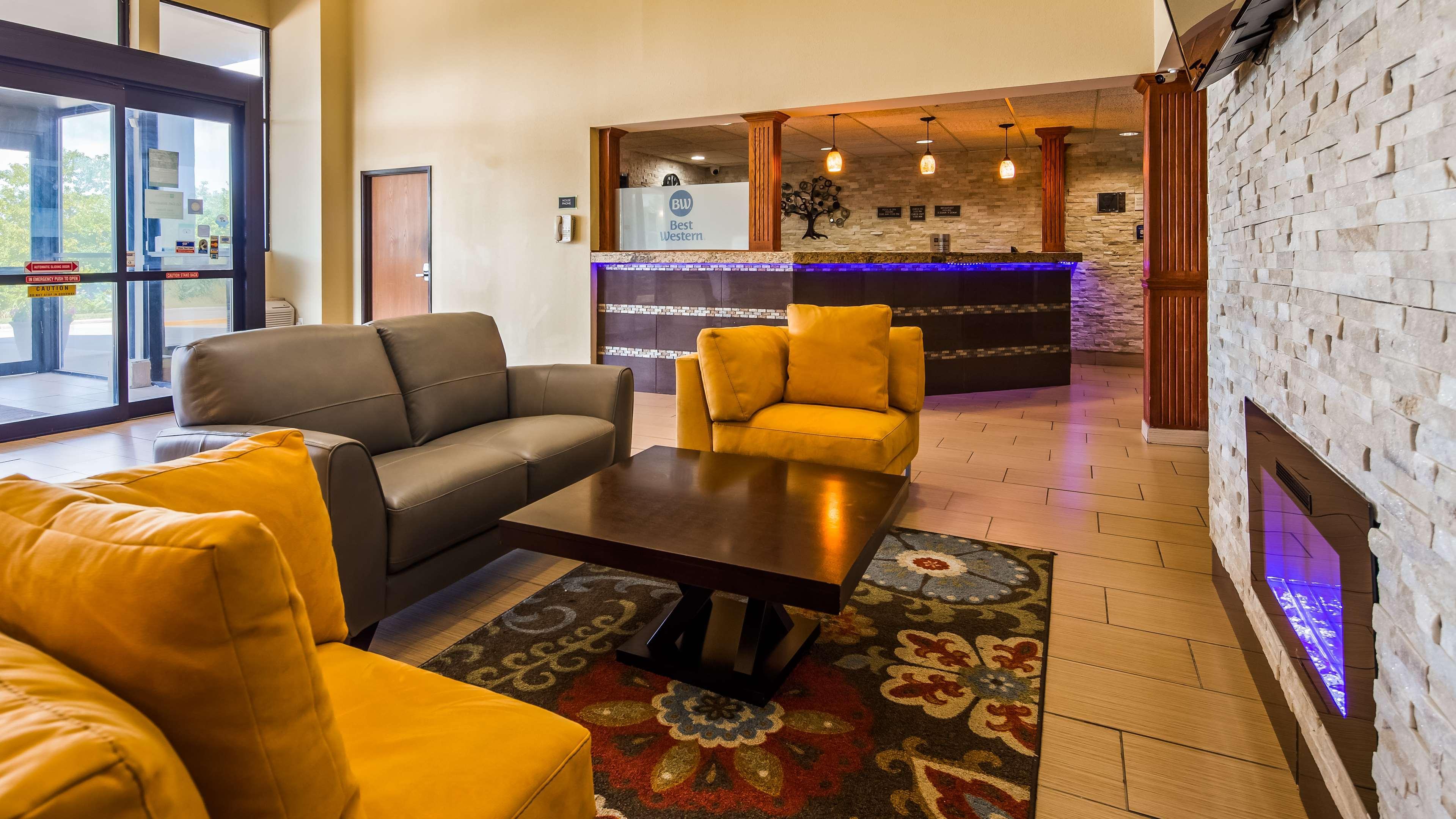 Best Western Waukesha Grand Pewaukee Exterior photo