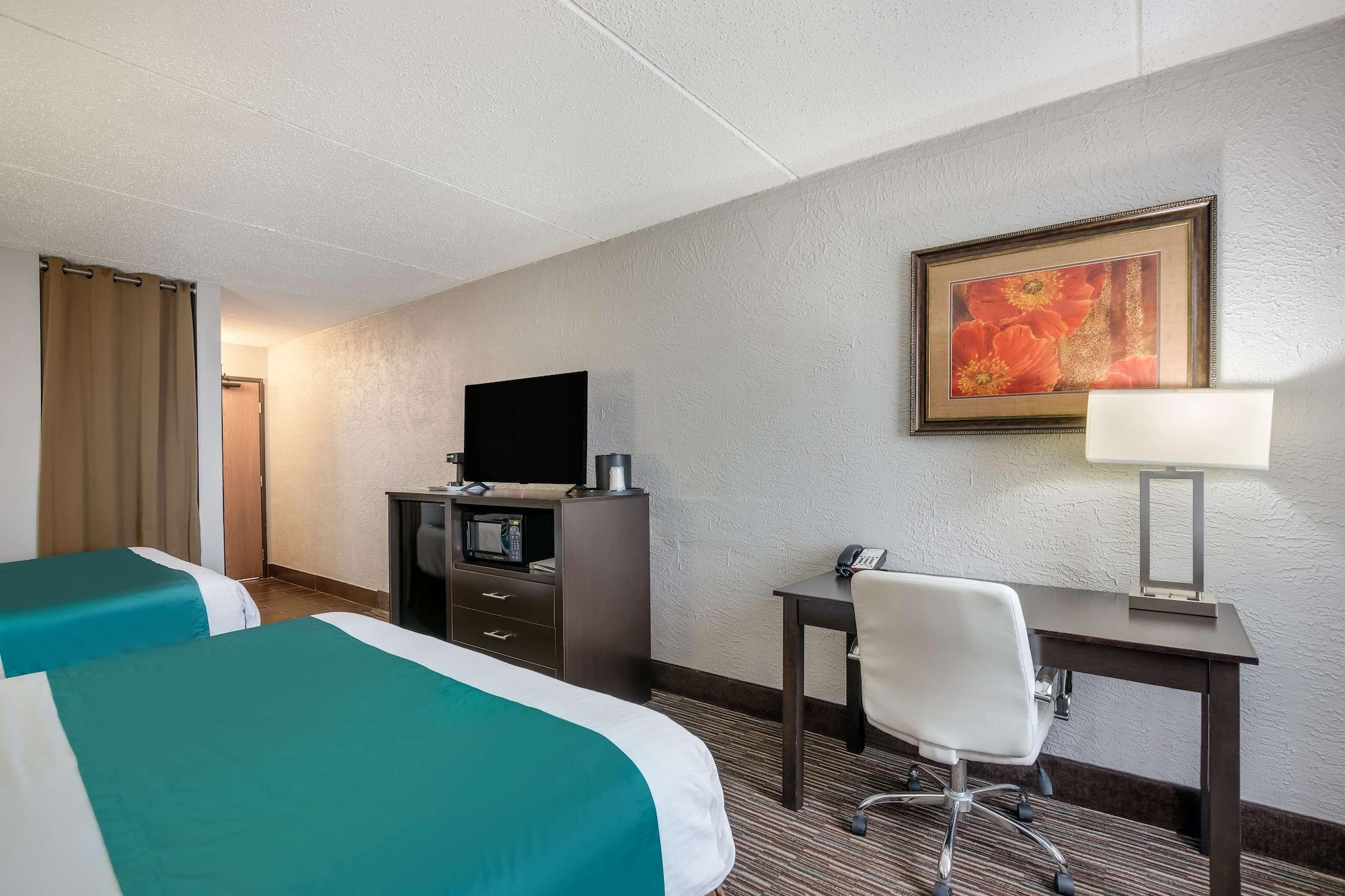 Best Western Waukesha Grand Pewaukee Exterior photo