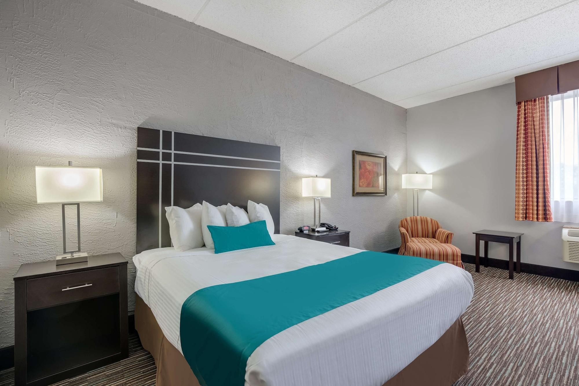 Best Western Waukesha Grand Pewaukee Exterior photo